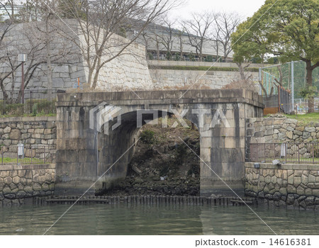 Osaka artillery firearms discharge gate (Osaka-shi Chuo-ku) of the ruins of war 14616381