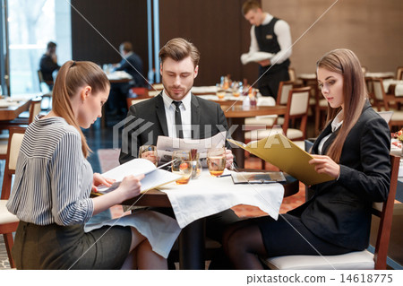 Business deals during lunch at the buffet restaurant 14618775