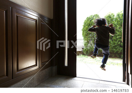 精力充沛的孩子飛出 14619783