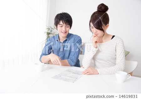 Couple seeing the material 14619831