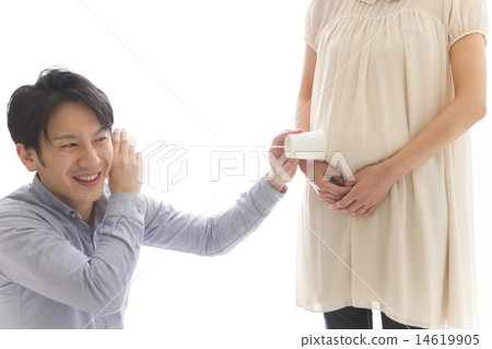 Dad listening to heartbeat 14619905