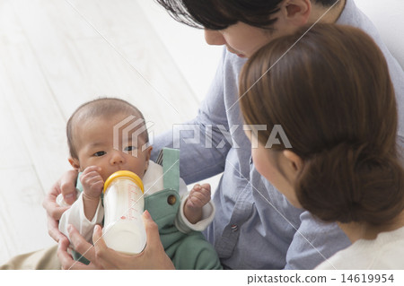 一對夫婦讓孩子喝牛奶 14619954