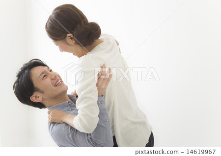 A couple with a newlywed 14619967