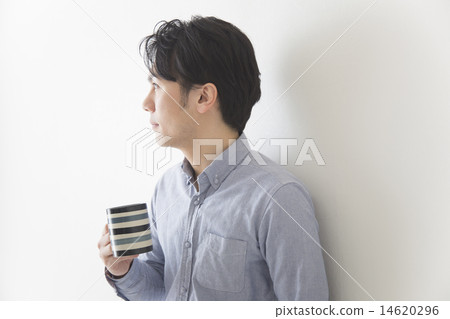 Man drinking coffee 14620296