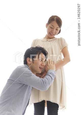 Dad listening to heartbeat 14620297