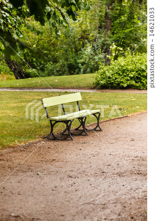 bench in the park 14621033