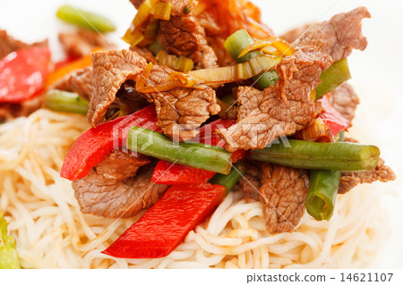 Noodles with Fried Beef and Vegetables 14621107