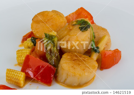Grilled scallops salad 14621519