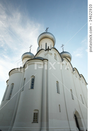 Church domes against the sky 14622910