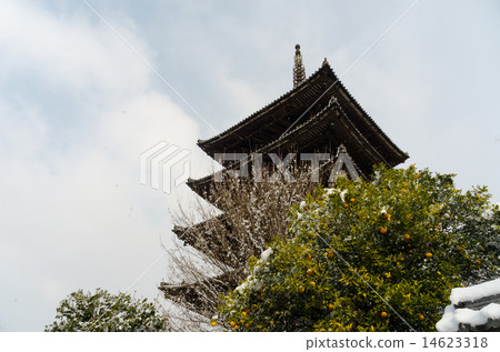 Tower of Yasaka with snowy scenery Tower of Yasaka with snowy scenery 14623318