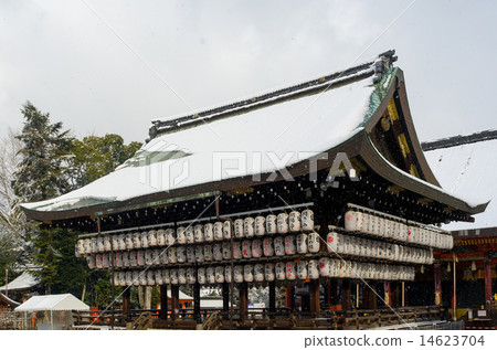 Yasaka Shrine snow scene 14623704