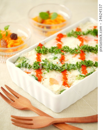 裝飾土豆沙拉和胡蘿蔔圈(白色背景·垂直位置) 裝飾土豆沙拉和胡蘿蔔圈(白色背景·垂直位置) 14624537