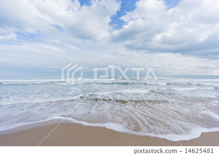 Beach, sand with sea and clouds 14625481
