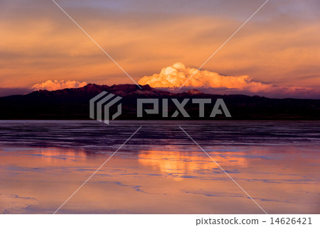 Uyuni salt lake evening view of Mirror Lake Uyuni salt lake evening view of Mirror Lake 14626421