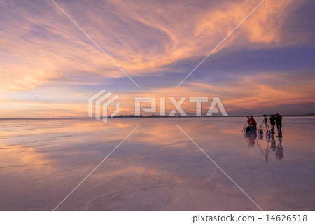 Uyuni salt lake evening view of Mirror Lake Uyuni salt lake evening view of Mirror Lake 14626518