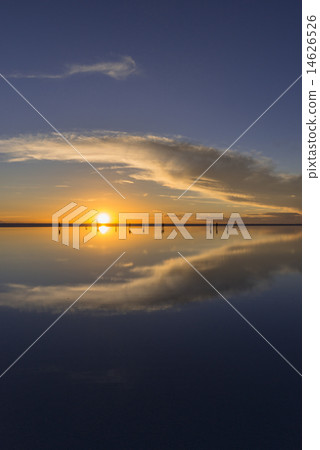 Uyuni salt lake evening view of Mirror Lake 14626526