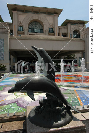 dolphin statue in Lotte Hotel 14636401