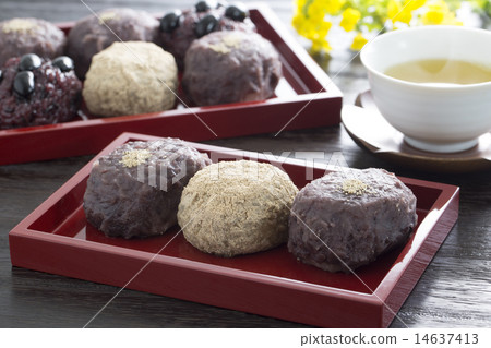 Bottom cake and Japanese tea 14637413