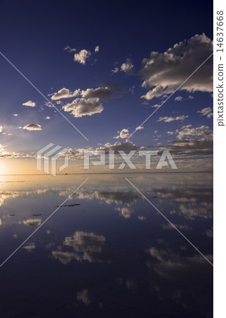 鏡子湖Uyuni鹽湖晚上視圖 14637668