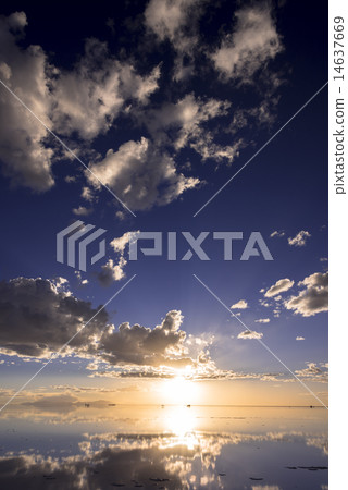 鏡子湖Uyuni鹽湖晚上視圖 14637669