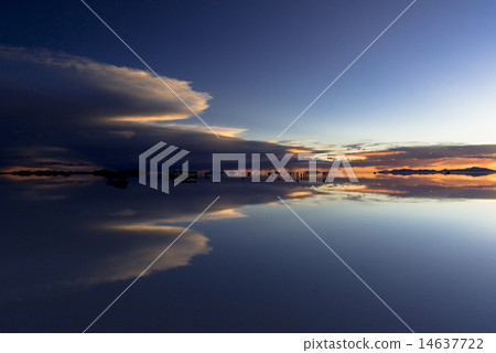 鏡子湖Uyuni鹽湖晚上視圖 14637722