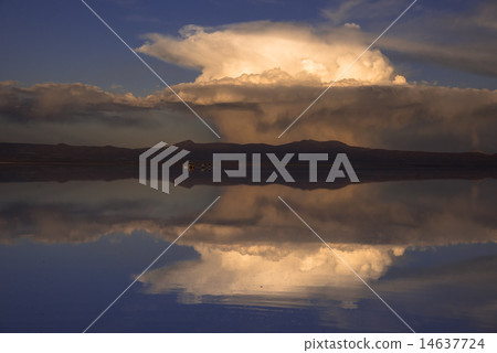 Uyuni salt lake evening view of Mirror Lake 14637724