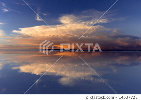 鏡子湖Uyuni鹽湖晚上視圖 14637725