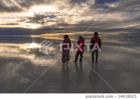 Uyuni salt lake evening view of Mirror Lake 14638025