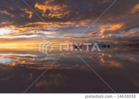 Uyuni salt lake evening view of Mirror Lake 14638038