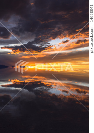 鏡子湖Uyuni鹽湖晚上視圖 14638041