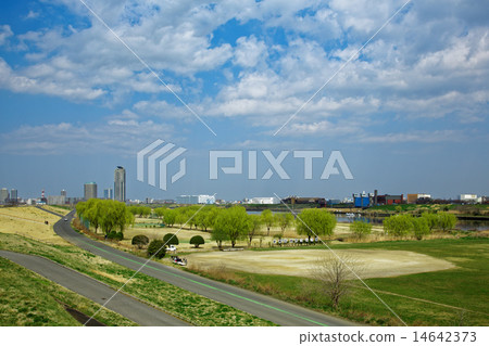 新的東京都高爾夫球場，荒川河沿岸的藍天蔓延，川口元子的高層住宅樓 14642373