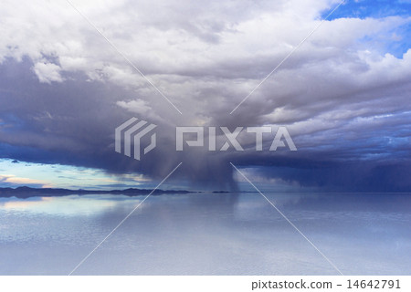 Super cell cloud of Uyuni salt lake Super cell cloud of Uyuni salt lake 14642791