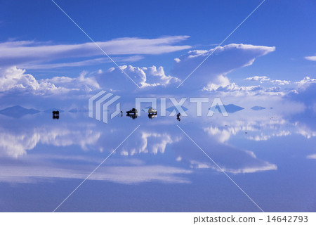 Uyuni salt lake of Mirror Lake 14642793