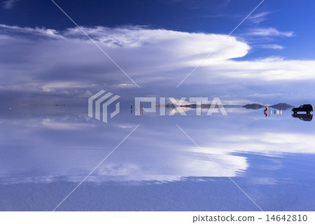Uyuni salt lake of Mirror Lake 14642810