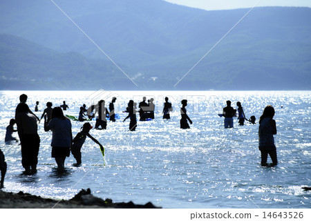 A sea bathing customer's silhouette 14643526