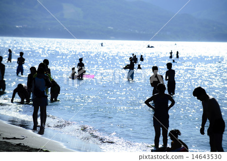 A sea bathing customer's silhouette 14643530