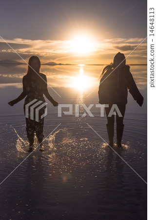 Women in Uyuni salt lake evening view of Mirror Lake 14648113