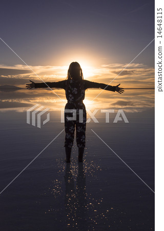 Women in Uyuni salt lake evening view of Mirror Lake 14648115