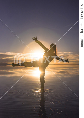 Women in Uyuni salt lake evening view of Mirror Lake 14648119