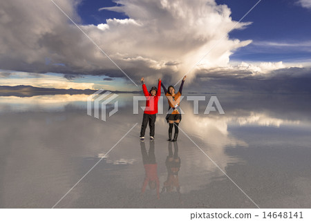 Women in Uyuni salt lake evening view of Mirror Lake 14648141