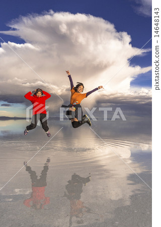Women in Uyuni salt lake evening view of Mirror Lake 14648143