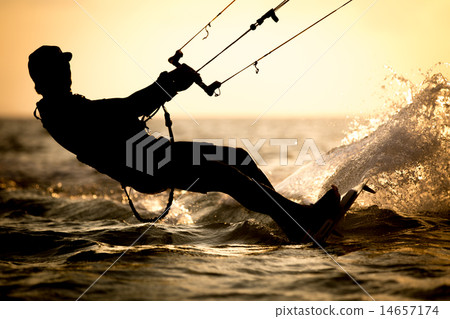 Kitesurfing 14657174