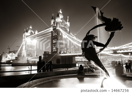 Tower Bridge and statue 14667256