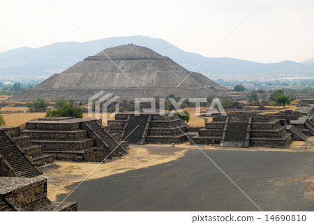 Teotihuacan遺物在墨西哥太陽金字塔 14690810