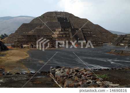 Teotihuacan遺物在墨西哥太陽金字塔 14690816