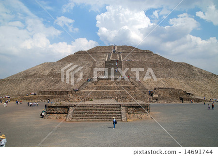 Teotihuacan遺物在墨西哥太陽金字塔 14691744