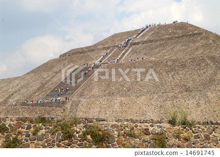 Teotihuacan遺物在墨西哥太陽金字塔 14691745