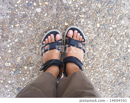 Feet on ground 14694591