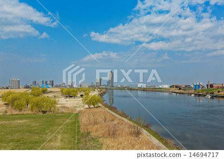 從Kashihama橋出發,俯瞰反映河川和荒川河的風景 從Kashihama橋出發,俯瞰反映河川和荒川河的風景 14694717