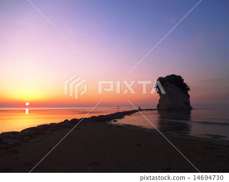 Mitsukejima（戰艦島）的黎明（石川縣·諾托·蘇祖） 14694730